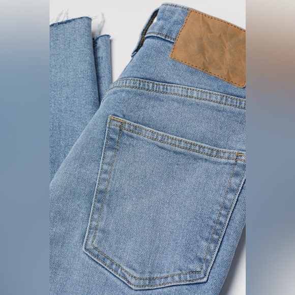 Mom High Ankle Jeans in Light Denim Blue in Size 8 - Picture 2 of 6